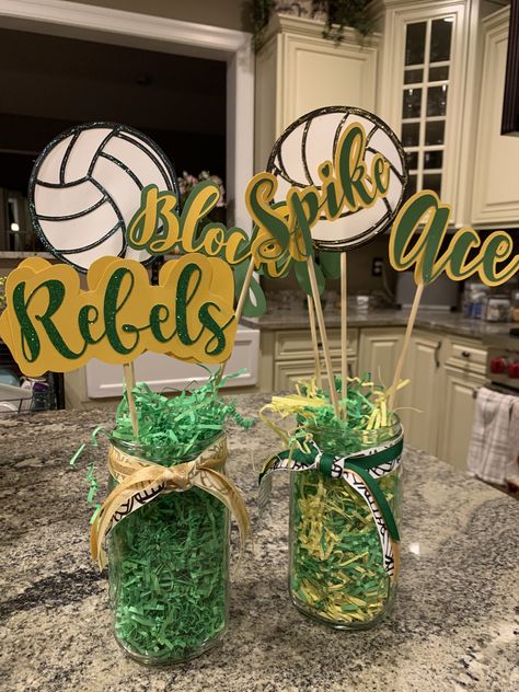 Volleyball Party Centerpieces, Volleyball Banquet Decorating Ideas, Volleyball Tournament Table Decorations, Field Hockey Centerpiece Ideas, Volleyball Awards Banquet, Volleyball Decorations Parties, Volleyball Table Centerpieces, Sports Banquet Centerpieces Diy, Athletic Banquet Ideas