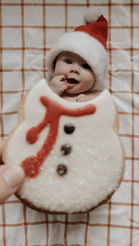 Snowman Cookie Baby Picture, Starbucks Snowman Cookie, Taylor Christmas, Newborn Christmas Photos, Snowman Baby, Christmas Baby Pictures, Snowman Photos, Cookie Pictures, Snowman Cookie