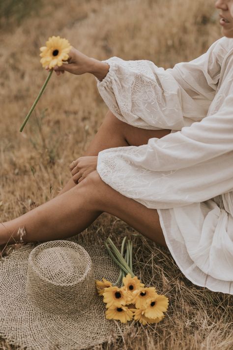 Boho Photoshoot, Cara Jourdan, Photographie Portrait Inspiration, Big Hat, Perfect Summer Outfit, Summer Photoshoot, Boho Aesthetic, Photography Poses Women, Summer Photos