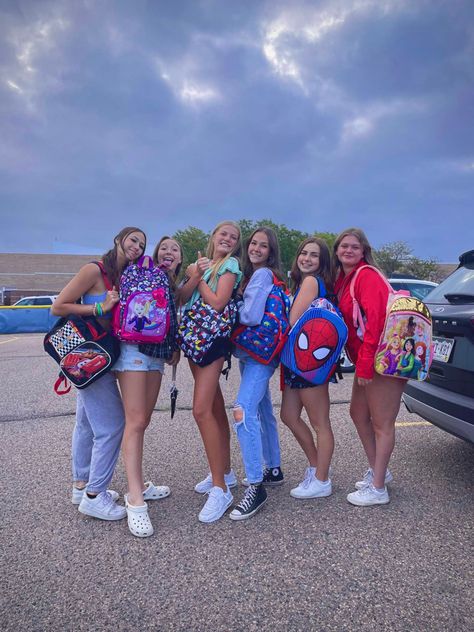 Senior Year Events Ideas, Senior Year Bookbag, Senior Year Kids Backpacks, Senior Bookbag Ideas, Senior First Day Of School Ideas, Things To Do Your Senior Year, Everything But A Backpack Spirit Week, Senior Class Activities, Senior Backpack Ideas