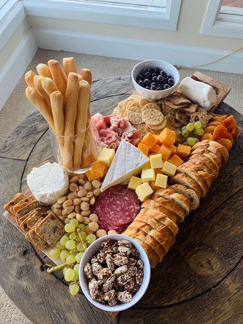 Amazing Food Platters, Party Food Buffet, Charcuterie Inspiration, Party Food Platters, Charcuterie And Cheese Board, Charcuterie Recipes, Formda Kal, Buffet Food, Party Food Appetizers