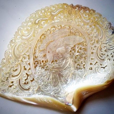 Carved sea shell (cameo) Zeus Eagle, Seashell Carving, Shell Carving, Pearl Seashell, Artisan Decor, Greek Myth, Shell Decorations, She Sells Seashells, Painted Shells