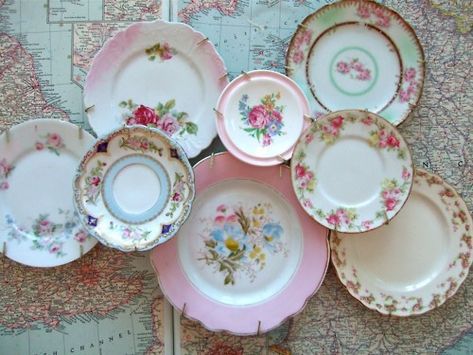 Shabby Chic Decorating, Shabby Chic Baby, Deco Rose, Plates Diy, Shabby Chic Living, Plate Wall Decor, Pretty China, Pretty Plates, Shabby Chic Bedrooms