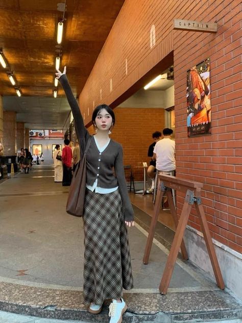 Long Skirts Hijab Outfits, Japan Street Style Fall, Long Aesthetic Skirt, Korean Plaid Skirt Outfit, Long Skirt For Short Women, What I Wore In Japan, Aesthetic Korean Outfits Dress, Japanese Maxi Skirt Outfit, Aminasnotokay Outfits