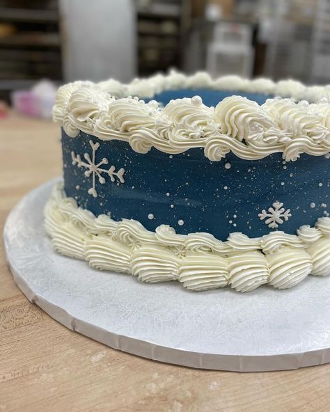 Winter love🤍 #heatshapecake #winter #wintercake 18th Birthday Cake Winter, Winter Birthday Cakes, Winter Birthday Cake Ideas, Winter Cake Decorating, December Birthday Cake, Winter Cake Ideas, Winter Themed Cake, Winter Birthday Cake, Heart Cake Decoration