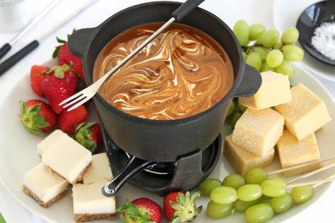 Christmas Fondue, Caramel Fondue, Fondue Dinner Party, Dinner Party Dessert, Fondue Dinner, Fondue Night, Fondue Recipe, Frozen Cheesecake, Dinner Party Desserts