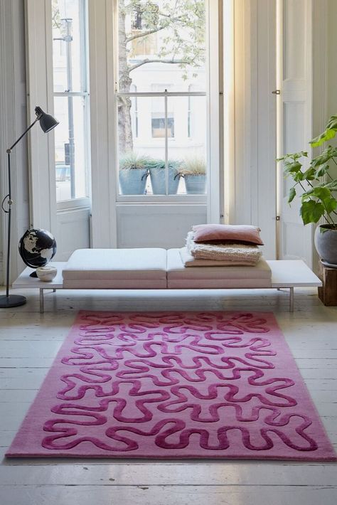 How do you make a pink Zandra Rhodes Wiggle area rug work in your home you ask? Well this would look perfect in a minimalist room (all white floors). Funky Rugs Living Room, Needle Punching, Rug Tufting, Zandra Rhodes, Funky Rugs, Interior Design Rugs, Tapis Design, Rug Inspiration, Minimalist Room