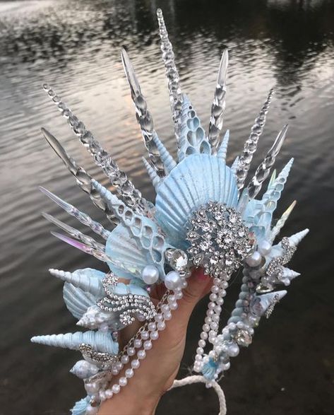 Sea Shell Crowns, Winter Mermaid Costume, Mermaid Shell Crown, Mermaid Queen Aesthetic, Mermaid Crown Aesthetic, Mermaid Head Piece, Kostum Mermaid, Sea Queen Costume, Polynesian Mermaid