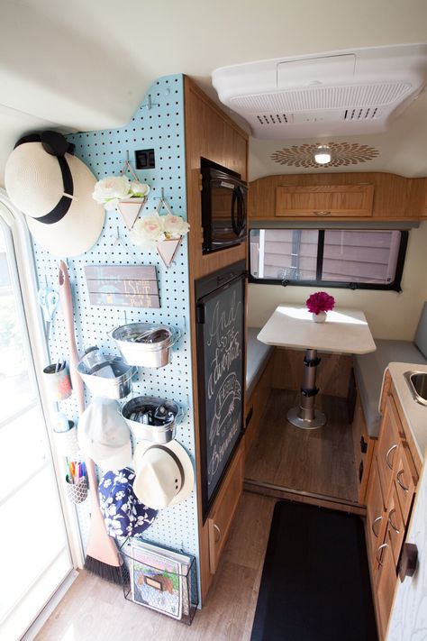 Rangement Caravaning, Rv Storage Ideas, Caravan Interior Makeover, Caravan Hacks, Trailer Makeover, Caravan Storage, Diy Caravan, Caravan Vintage, Caravan Living