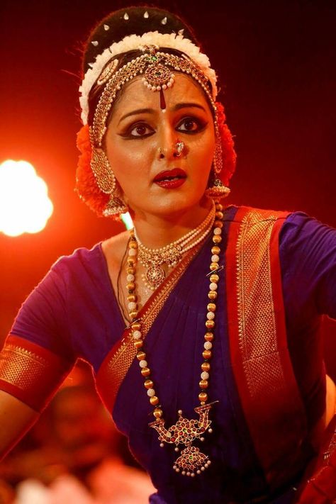 Classical Dancer's Expressions .. Manju Warrier Kathak Mudra, Bharathanatyam Costumes, Dance Mudras, Bharatanatyam Makeup, Indian Dances, Manju Warrier, Bharatanatyam Costume, Bharatanatyam Dancer, Indian Classical Dancer