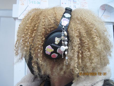 Decorate Beats Headphones, Bose Headphones Aesthetic Black, Beats Headphones Decoration, Decorated Beats Headphones, Headphone Accessories Diy, Headphones Diy Decorate, Headphone Customization, Decorating My Headphones, Headphone Keychain