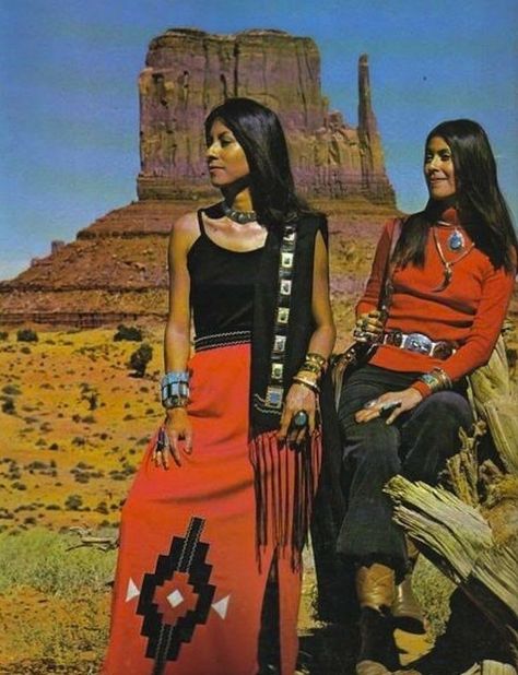 Native American Women in the 1970's. Estilo Cowgirl, Native American Clothing, Native American Photos, Native Style, Desert Landscape, American Clothing, Native American History, Pow Wow, Native American Culture