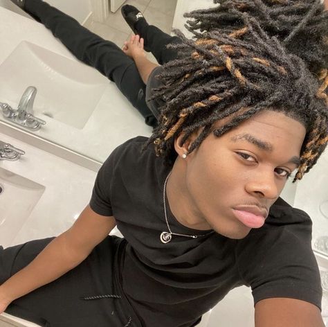 Freeform Dreads, Dread Hairstyles For Men, Mens Dreads, Best Hair Dye, Cute Dreads, Dreadlock Hairstyles For Men, Dark Skin Men, Dreadlock Style, Dreads Styles