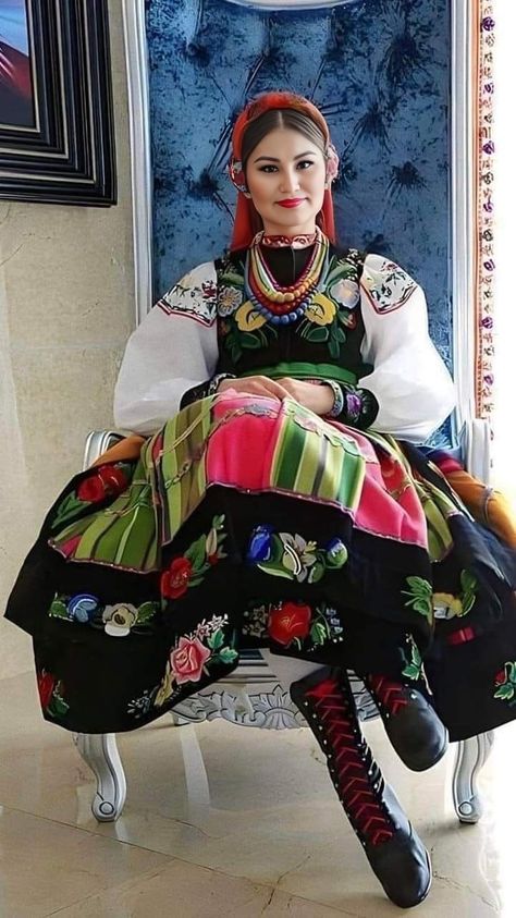 Polish Traditional Costume, Polish Embroidery, Polish Dress, Polish Clothing, Polish Traditions, Portuguese Culture, European Outfit, Traditional Culture, Folk Clothing