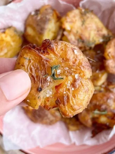 Air Fryer Smashed Potatoes: Easy and Crispy Recipe Smashed Mini Potatoes, Air Fryer Toast, Smashed Baby Potatoes, Air Fryer Smashed Potatoes, Potatoes In Air Fryer, Potatoes Crispy, Crispy Recipes, Smashed Potatoes Recipe, Potatoes Easy