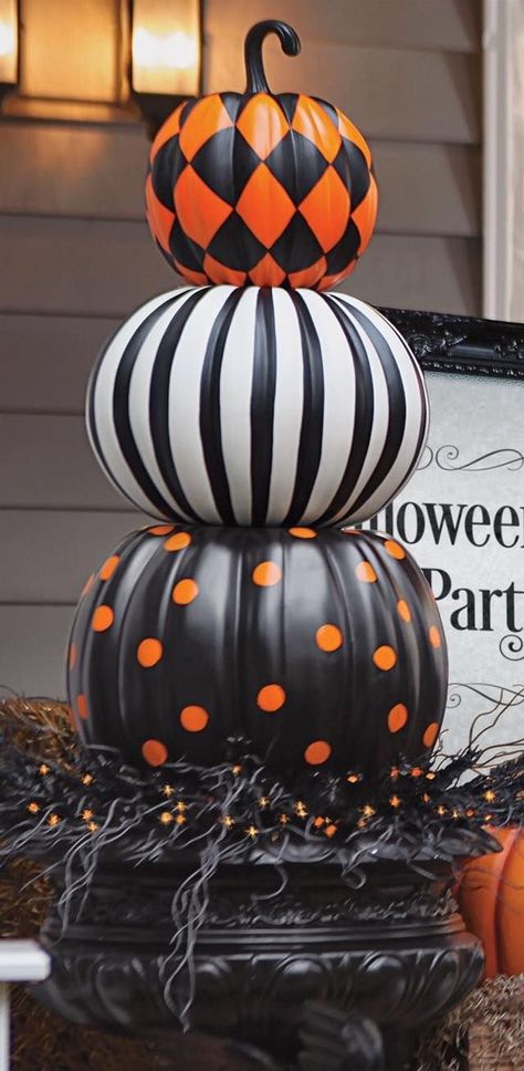 Attach & Stack Decorated Pumpkins to make this Awesome Halloween Display! These are the BEST Halloween DIY Decorations & Craft Ideas! Fancy Pumpkins, Diy Halloween Dekoration, Thanksgiving Pumpkins, Halloween Decor Diy, Door Paint, Hallowen Ideas, Casa Halloween, Pumpkin Topiary, Homemade Halloween Decorations