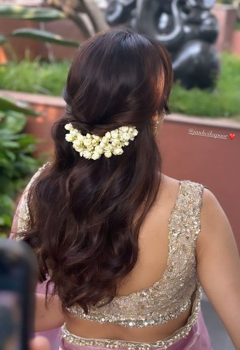 Hairdo For Engagement Indian, Short Hairstyle For Traditional Look, Short Hair Bridal Hairstyles Indian, Hairstyle In Saree For Wedding, Bride's Sister Hairstyle Indian, Short Hairstyle Saree Look, Cute Hairstyles For Indian Wedding, Wedding Hairstyles Indian Short Hair, Indian Haldi Hairstyle