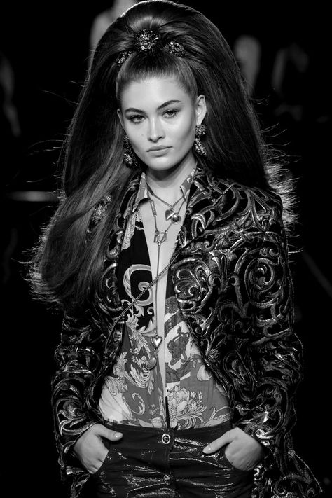 Grace Elizabeth at Versace Pre-Fall 2019 Runway Hairstyles, Fashion Bazaar, Huge Hair, Fashion Accessories Trends, Baby Bangs, High Hair, Grace Elizabeth, Rapunzel Hair, Hair Volume