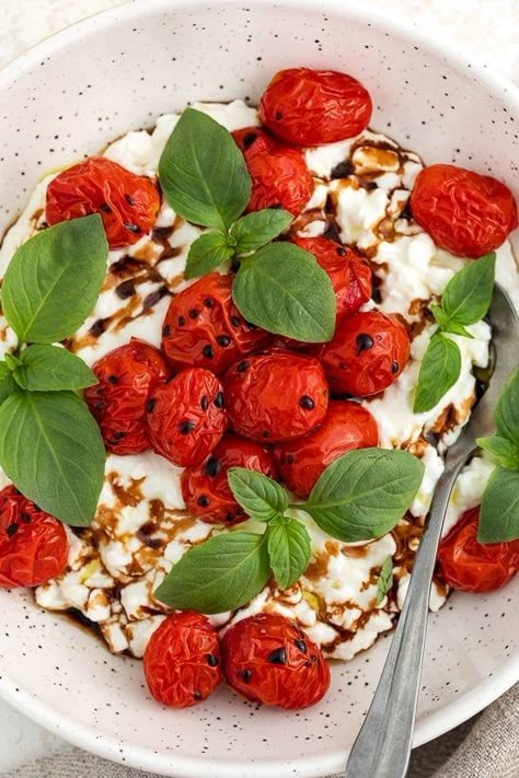 Burst Tomato Cottage Cheese Caprese Bowl is an easy, savory, high protein lunch! #cottagecheese #highprotein #lunch Cottage Cheese Caprese, Caprese Bowl, Tomato Cottage Cheese, Burst Tomato, High Protein Lunch Ideas, Ensalada Caprese, Tomato Caprese, Queso Cottage, Lunch Saludable