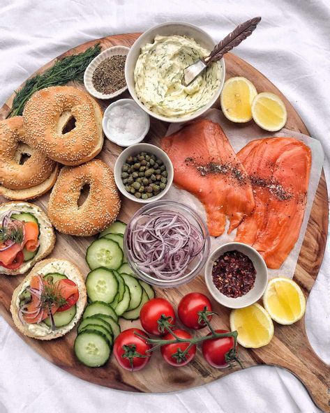 How to Make an Epic Healthy Platter + 6 Board Ideas Starters Recipes Christmas, Bagel Brunch, Salmon Platter, Brunch Board, Smoked Salmon Bagel, Salmon Bagel, Crunchy Chickpeas, Grilled Prawns, Christmas Lunch