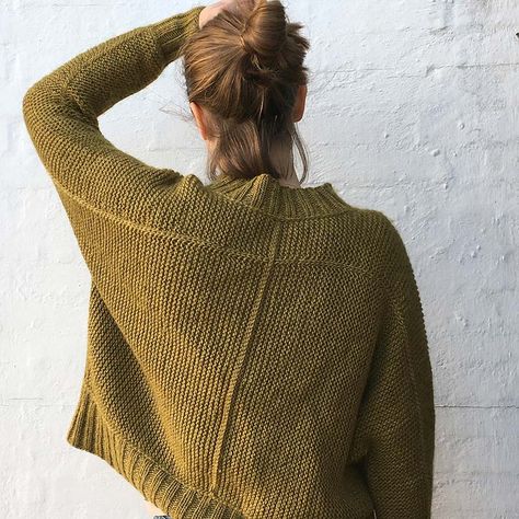 Modern Knitting Patterns, Modern Knitting, Sweater Knitting Patterns, Garter Stitch, Knitwear Design, Herringbone Pattern, Sweater Pattern, Knitting Inspiration, Green Sweater