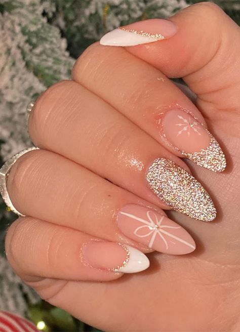 30+ Christmas and Holiday Nail Designs for Every Taste : Light Pink Festive Nails White Christmas Nails, Holiday Nails Christmas, Holiday Nail Designs, Cute Christmas Nails, Christmas Gel Nails, Round Nails, Festival Nails, Nagel Inspo, Cat Kuku