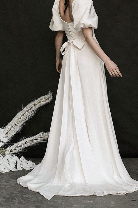 This classic wedding dress could be absolutely perfect for your wedding day. I’m digging this one if you love timeless style. Add this to your wedding day inspiration. Old School Wedding, Sleeve Bridal Gown, Wona Concept, Bride Vibes, School Wedding, Unique Wedding Gowns, Pretty Wedding Dresses, Wedding Day Inspiration, Dream Wedding Ideas Dresses