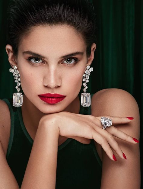 Sara Sampaio is the new face of Graff Diamonds. The luxury jeweler enlists the Portuguese model for its 'Green Lady' campaign. In front of the lens of Patrick Demarchelier, Sara shines wearing a pair of 50 carat emerald cut diamond earrings as well as a 35 carat emerald cut D Flawless diamond ring. The brunette wears Emerald Cut Diamond Earrings, Flawless Diamond Ring, Shoes Campaign, Graff Diamonds, Classy Earrings, Flawless Diamond, Sara Sampaio, Top Models, Shooting Photo