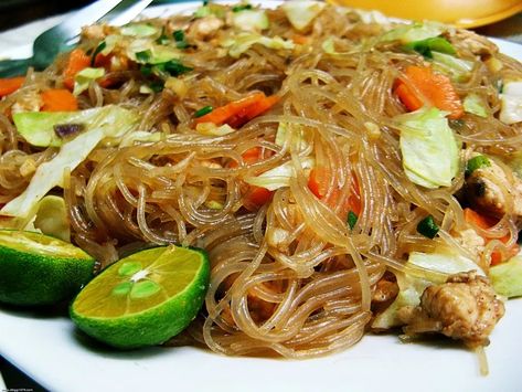 Pancit Sotanghon, Filipino Noodles, Panlasang Pinoy Recipe, Glass Noodles Recipe, Pancit Recipe, Cellophane Noodles, Rice Noodles Stir Fry, Philippines Recipes, Noodles Recipes