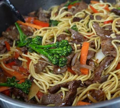 How To Make Chili Garlic Steak Noodles Steak And Noodles, Steak Noodles, Roman Noodles, Lo Mein Noodles, Garlic Steak, How To Make Chili, Takeout Food, Easy Chili, Marinated Steak