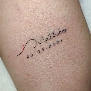 26 Tasteful Tattoo Ideas for Parents Tattoo Ideas For Parents, Tattoos For Parents, Parent Tattoo, Family Name Tattoos, Birthdate Tattoo, Handwriting Tattoos, Tiny Heart Tattoos, Name Tattoo Ideas, Parent Tattoos