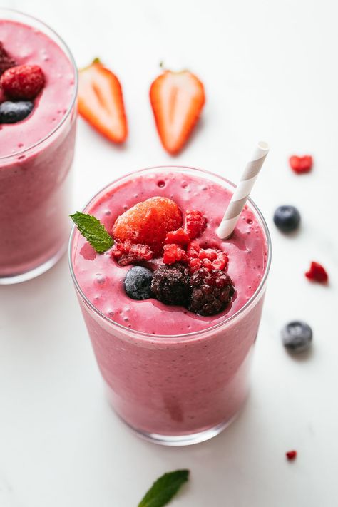 Berry Yogurt Smoothie recipe is a delicious blend of frozen mixed berries, vegan vanilla yogurt, plant milk and makes a healthy breakfast, snack or dessert! #yogurtsmoothie #vegansmoothie #berrysmoothie Yogurt Smoothies Healthy, Berry Smoothie With Yogurt, Mixed Fruit Smoothie, Vegan Smoothie Recipes, Smoothie Recipes With Yogurt, Yogurt Smoothie, Berry Yogurt, Smoothie Fruit, Mixed Berry Smoothie