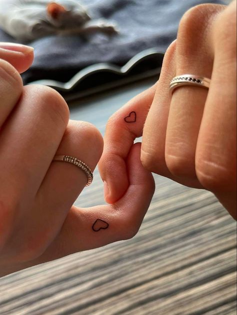 Herz Tattoo Klein, Heart Tattoo On Finger, Finger Tattoos For Couples, Maching Tattoos, Tiny Finger Tattoos, Small Matching Tattoos, Small Couple Tattoos, Cute Couple Tattoos, Couple Tattoos Unique