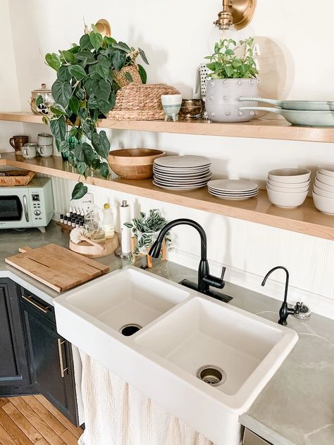 Our families review of the Ikea Havsen Apron Front Double Bowl Farmhouse style sink 2021 #farmhousesinkreview #ikeaapronfrontsink #ikeasinkreview #budgetfarmhousesink #cheapfarmhousesink #modernfarmhoousekitchen #farmhoousekitchen #farmhousekitchensink Modern Rustic Kitchen Decor, Open Shelves Ideas, Diy Cozinha, Dapur Rustic, Long Narrow Kitchen, Modern Rustic Kitchen, Model Dapur, Interior Dapur, Rustic Kitchen Cabinets