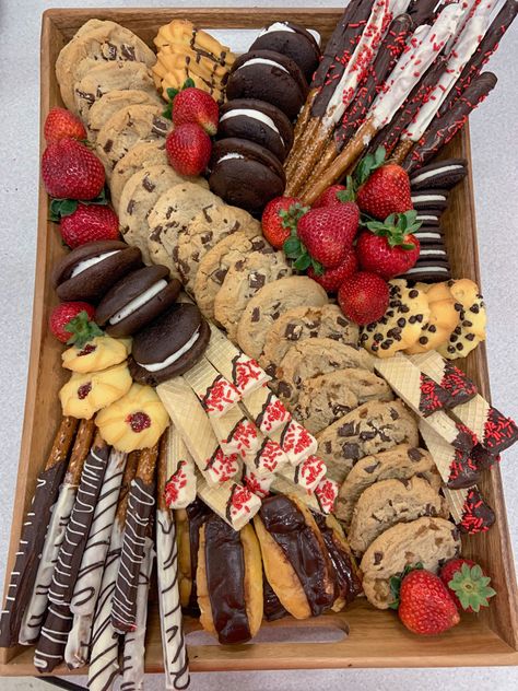 Sommer Mad, Dessert Platter, Party Food Buffet, Charcuterie Inspiration, Sleepover Food, Party Food Platters, Charcuterie And Cheese Board, Charcuterie Recipes, Läcker Mat