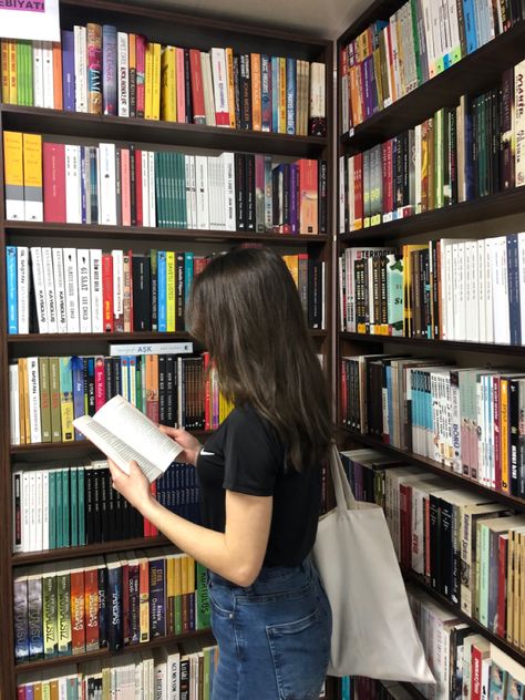 Library Date Aesthetic, Bookstore Photoshoot, Dark Photo Ideas, Bookstore Aesthetic, Pics Poses, Library Date, Library Photos, Instagram Feed Layout, Aesthetic Photoshoot