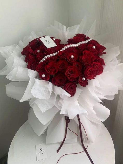 Roses Bouquet Gift, Unique Bridal Bouquets, Organizator Grafic, Birthday Flowers Bouquet, Diy Bouquet Wrap, Luxury Flower Bouquets, Valentine Bouquet, Flower Bouquet Diy, Ribbon Bouquet