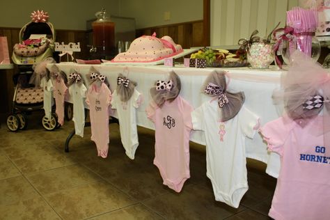 baby shower clothesline | Here is her table - I love the idea of a clothes line. I stole this ... Baby Shower Clothesline, Shower Items, Budget Baby Shower, Baby Shower Items, Baby Shower Table Decorations, Diy Baby Shower Decorations, Baby On A Budget, Trendy Baby Shower Ideas, Girl Baby Shower Decorations