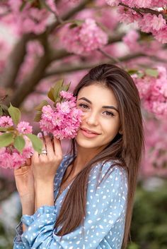 Cherry Blossom Pictures, Female Portrait Poses, Arranging Flowers, Spring Portraits, Spring Photoshoot, Flower Photoshoot, Photography Advice, Photo Editing Techniques, Photography Posing Guide