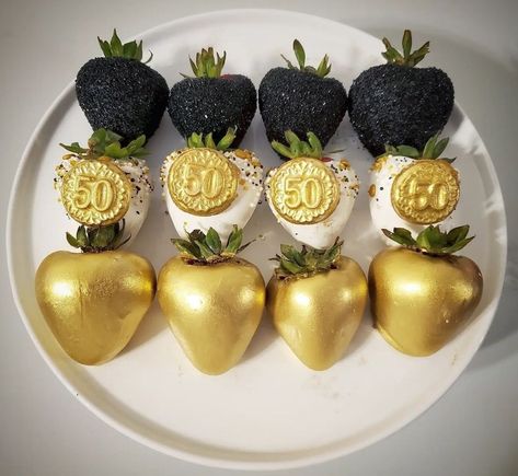 Black And Gold Chocolate Strawberries, Black And Gold Strawberries, Gold Chocolate Covered Strawberries, Gold Strawberries, Gold Treats, Graduation Party Desserts, Bling Cakes, Food Spread, Shower Combo