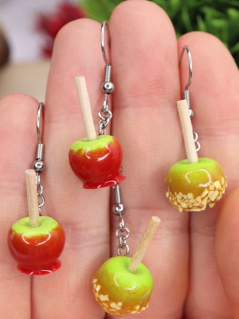 This Caramel Apple Earrings will definitely make a statement! Create a fun look with this cute Halloween Earrings! It is the perfect unique jewelry for the Fall and Holiday season, or a gift to somebody who loves to wear one of a kind, Miniature Food Earrings. Candy Earrings, Earrings Food, Apple Earrings, Miniature Food Jewelry, Jewelry Halloween, Earrings Fall, Food Earrings, Earrings Halloween, Fun Jewelry