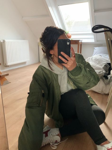 Green Winter Jacket Outfit, Padded Jacket Outfit, Green Leather Jacket Outfit, Leather Jacket Outfit Winter, Green Winter Jacket, Winter Jacket Outfits, Zara Drip, University Outfit, Blazer Outfits For Women