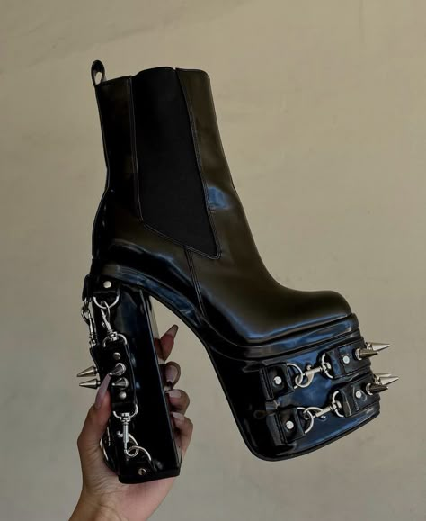 God Of Ruin, Normcore Fashion, Girls High Heels, Rina Kent, Shoe Inspo, Jewelry Outfit, Pretty Shoes, Dream Shoes, Shoe Obsession