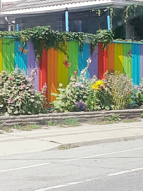 So whimsical! I hope to have a fence like this someday...#garden #rainbows Rainbow Fence Backyards, Rainbow Fence, Colorful Fence, Backyard Fence Decor, Fence Stain, Sunflowers And Roses, Rainbow Wood, Backyard Fence, Rainbow Garden