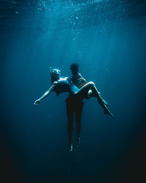 Underwater Model, Underwater Photoshoot, Underwater Portrait, Image Couple, Underwater Art, Mermaid Aesthetic, Seni Origami, Underwater Photos, Water Photography