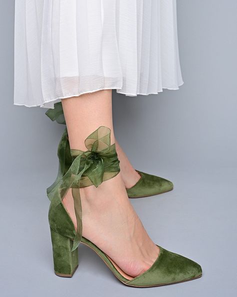 Green Wedding Heels, Green Bridal Shoes, Wedding Heels Brides, Prom Shoes High Heels, Cottage Academia, Bridal Flat Sandals, Heels Green, Green High Heels, Velvet Block Heels