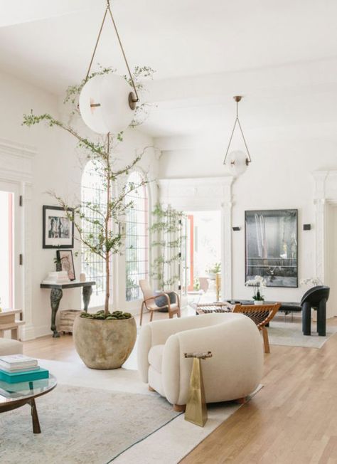 brigette romanek’s laurel canyon home.  #livingroom #neutrals #modern #vintagemodern #offwhite #sofas #tree #decor #interiordesign Modern Parisian Decor, Decorating Living Room Ideas, Parisian Room, Modern Parisian, Parisian Decor, Interior Simple, Miami Life, Design Salon, Home Design Decor