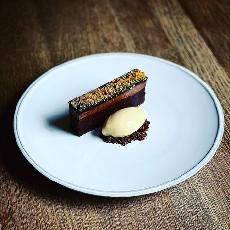 Brownie Fine Dining, Chocolate Cake Fine Dining, Fine Dining Brownie, Brownie And Ice Cream Plating, Plated Brownie Dessert, Brownies Plating Ideas, Maple Bacon Ice Cream Recipe, Brownies Plating, Brownie Plating