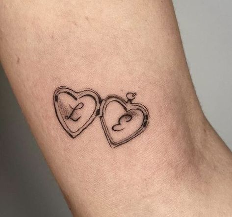 Rate This Tattoo ideas From ⭐1~10. SAVE & FOLLOW i will update everyweek. Heart Lock Tattoo, Lock Tattoo, Locket Tattoos, First Tattoo Ideas, Tattoo Fine Line, The Sweetest Thing, Tattoo Arm, Heart Lock, Discreet Tattoos