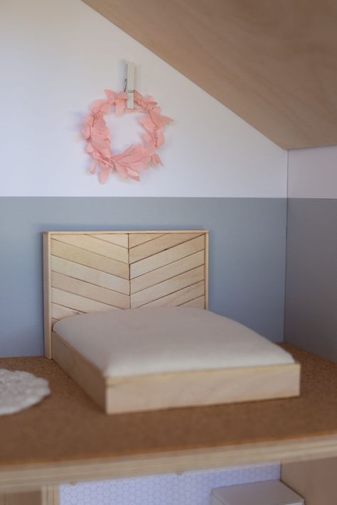 Doll Beds Diy Wood, Miniature Bed Diy, Popsicle Stick Furniture, Diy Seng, Doll Bed Diy, Popsicle Stick Diy, Stick Furniture, Housing Interior, House Rehab